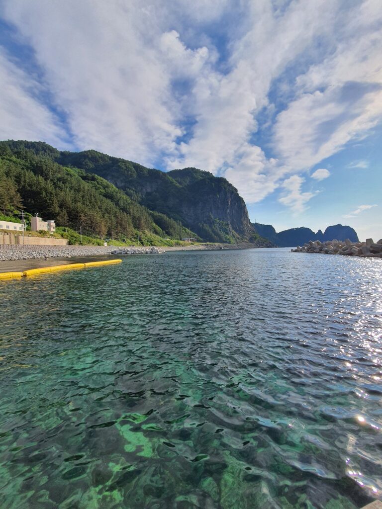 Calm, clear water for snorkelling on Ulleungdo