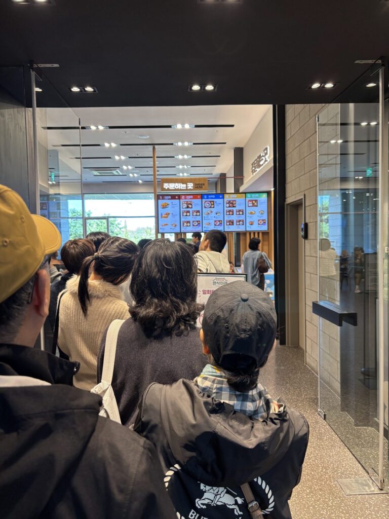 Lunchtime line at the Hansik Migwan food court entrance